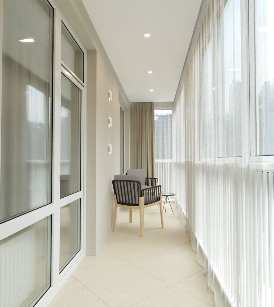 Балкон в светлых тонах