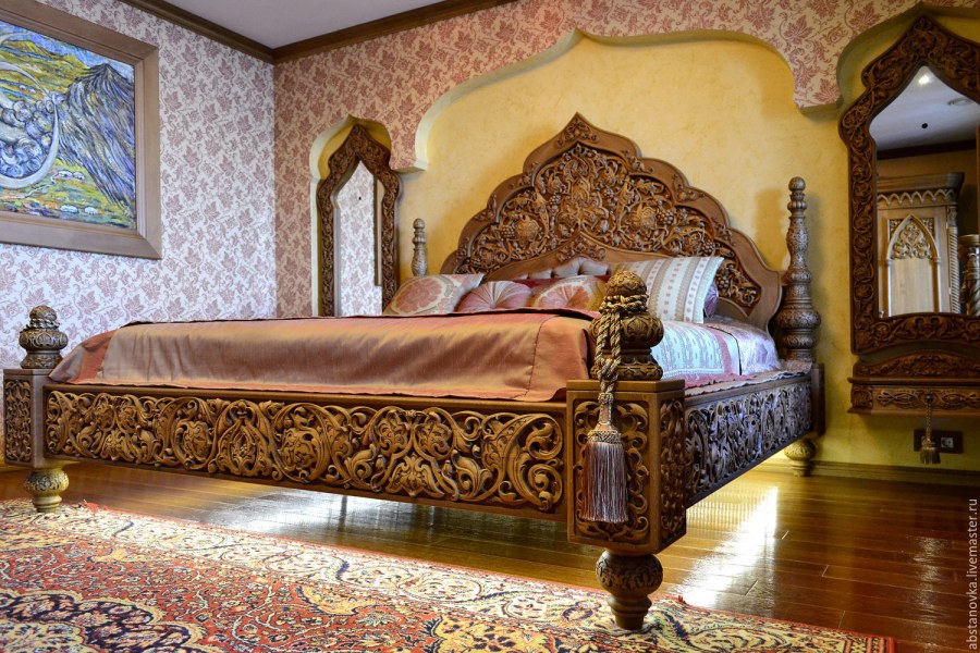 Комод с резьбой по дереву