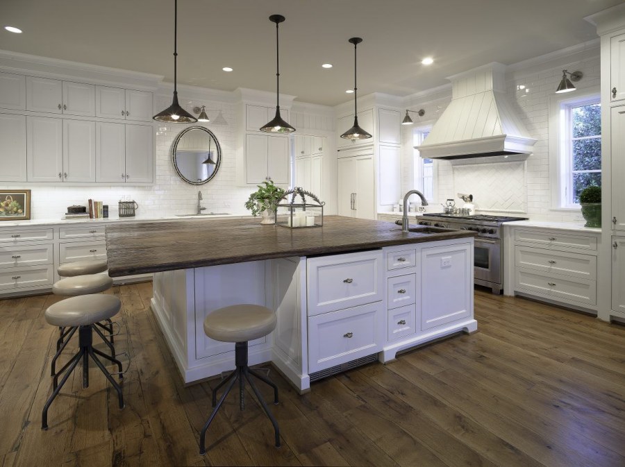 Кухни деревянные современные