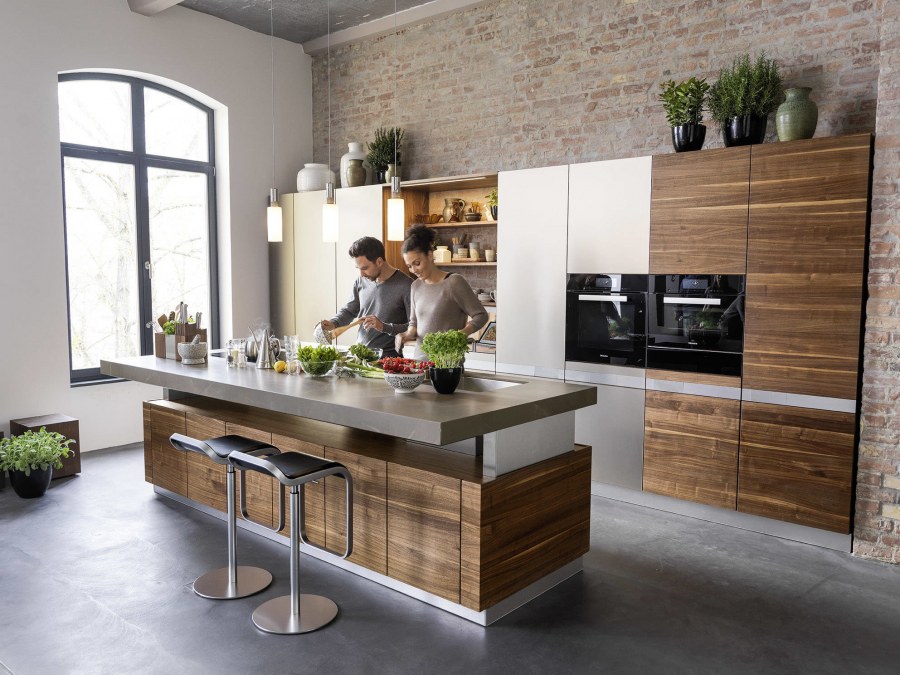 Кухня кремового цвета с деревянной столешницей