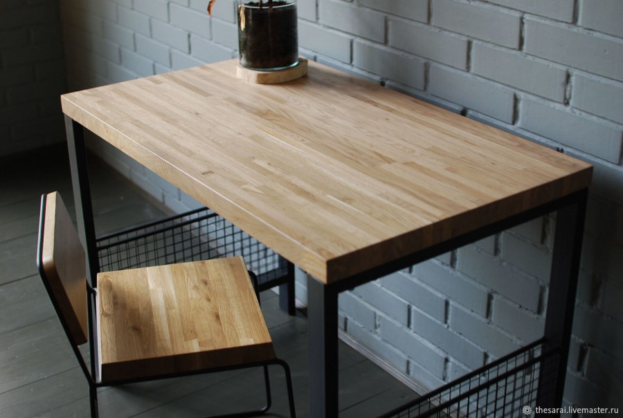 Светлая деревянная столешница