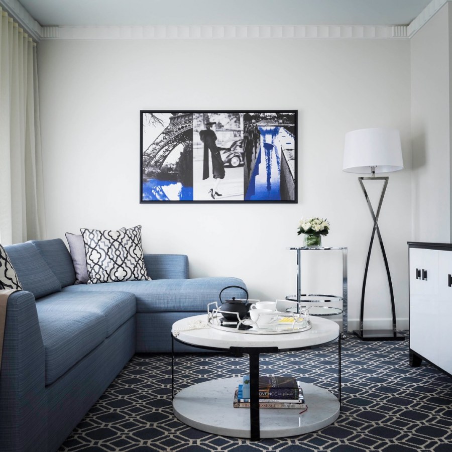 Гостиная с синим диваном