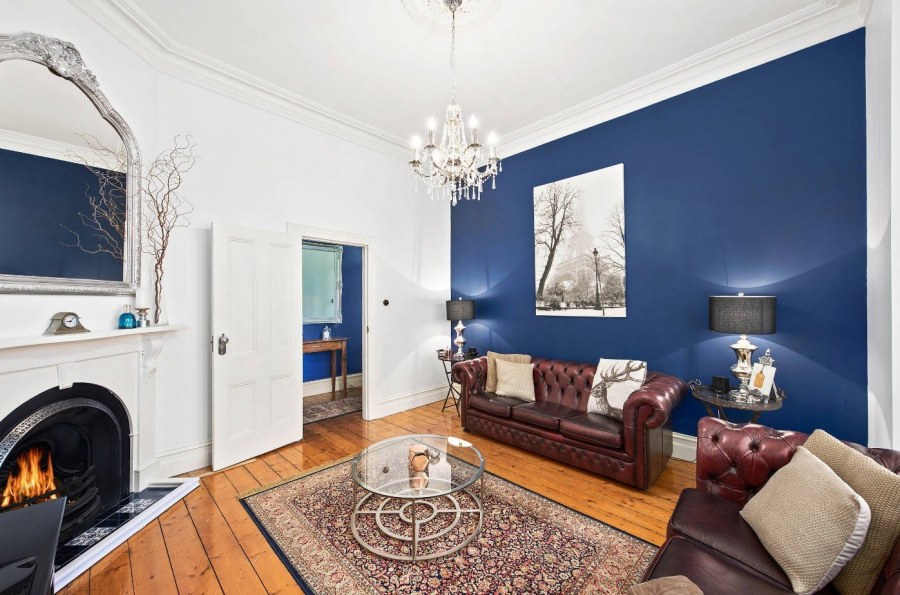 Гостиная с синими стенами