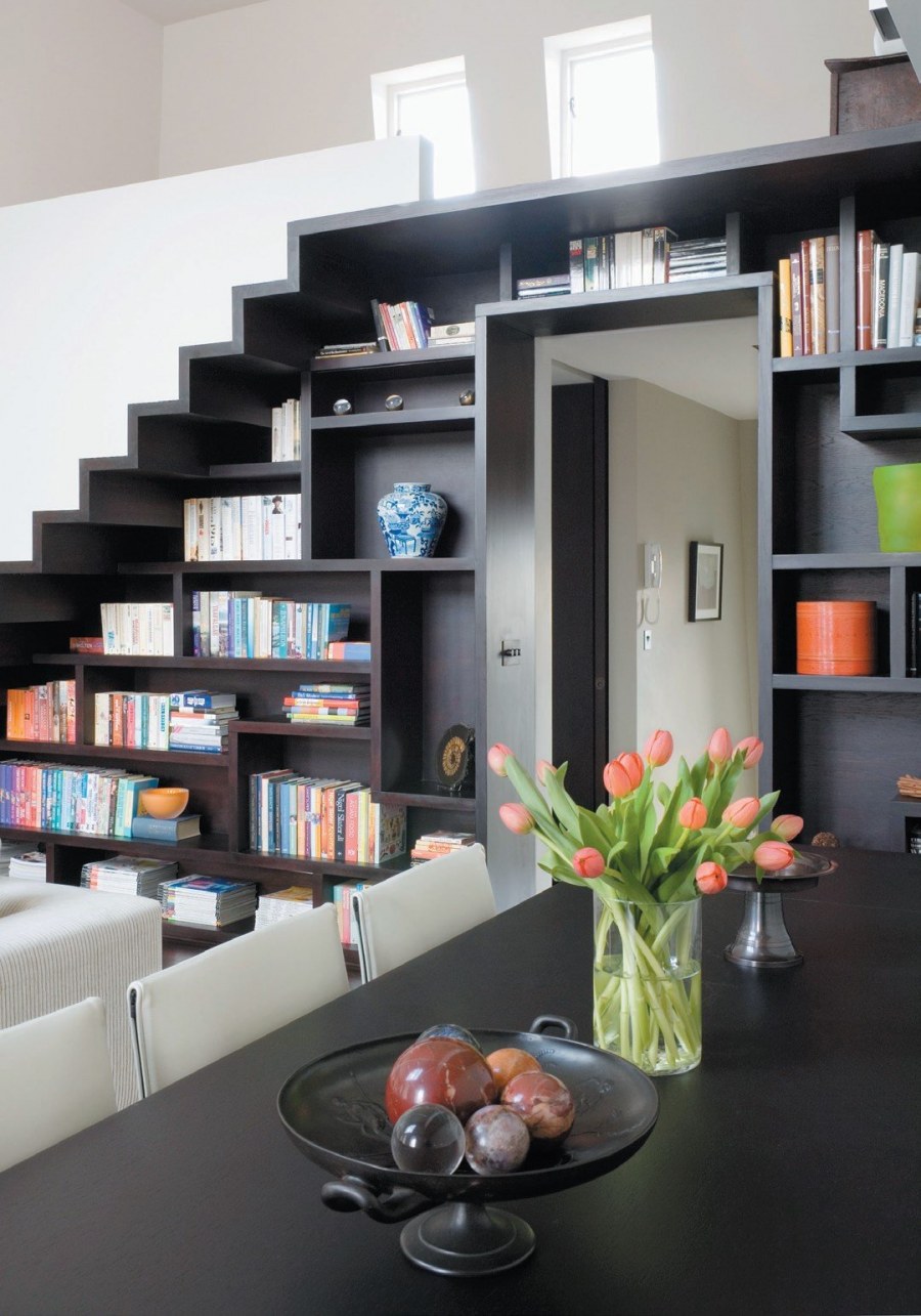 Книжный стеллаж под лестницей