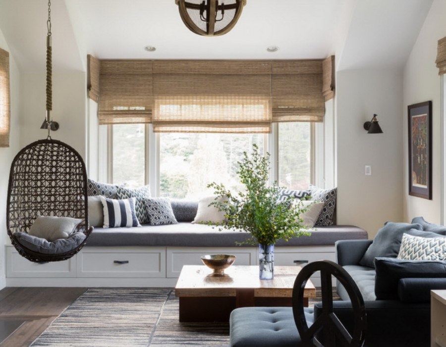 Подоконник диван в гостиной