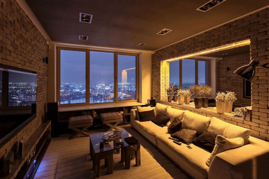 Интерьер гостиной с панорамными окнами