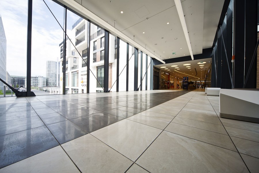 Полы керамогранит в ТЦ