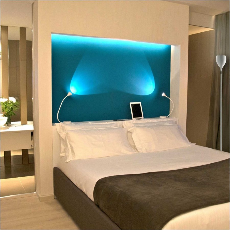 Светильник на изголовье кровати