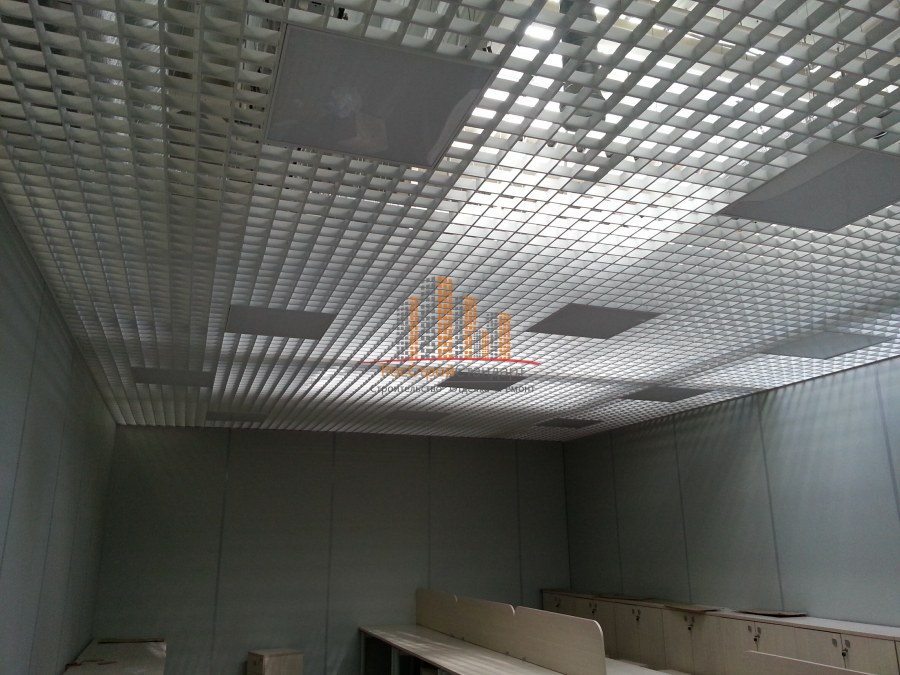 Подвесной потолок в офисах Грильято