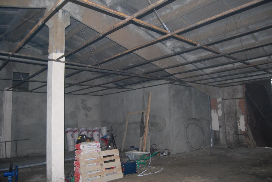 Потолок в гараже из профлиста