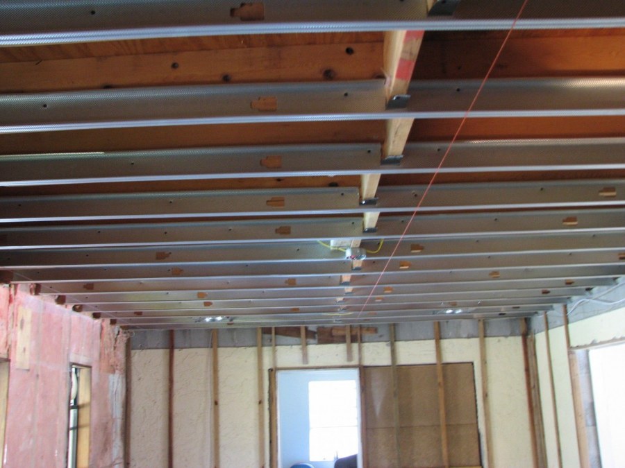 Монтаж потолка в каркасном доме