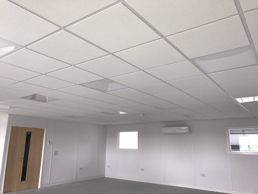 Потолок подвесной в офис квадратами