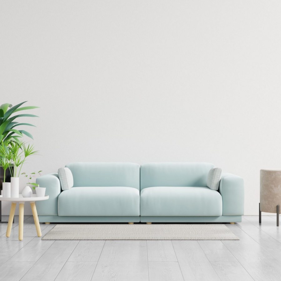 Диван у белой стены