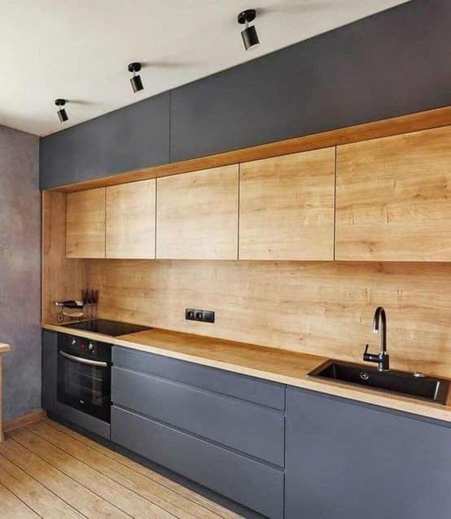 графитовая кухня с деревянной столешницей и деревянным фартуком