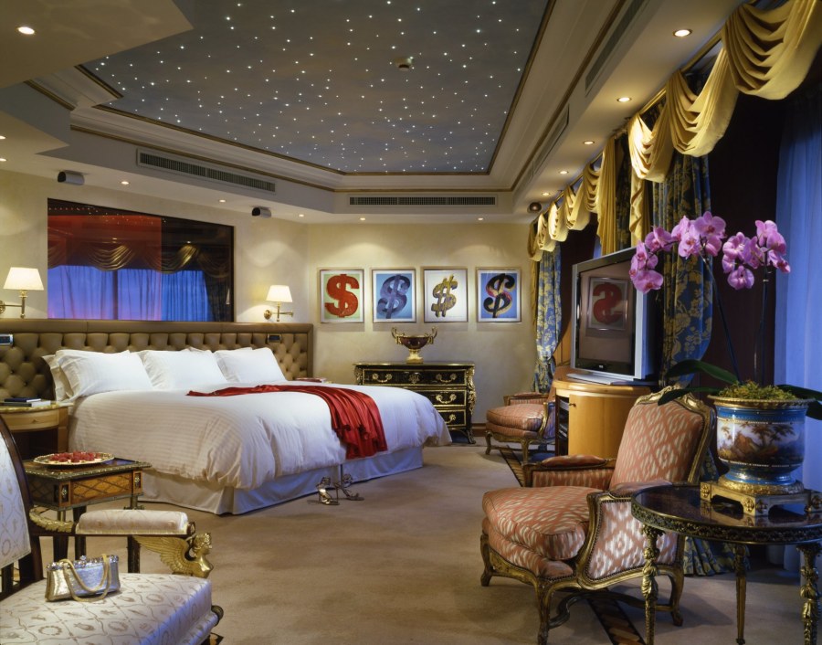 Шикарная спальня в отеле