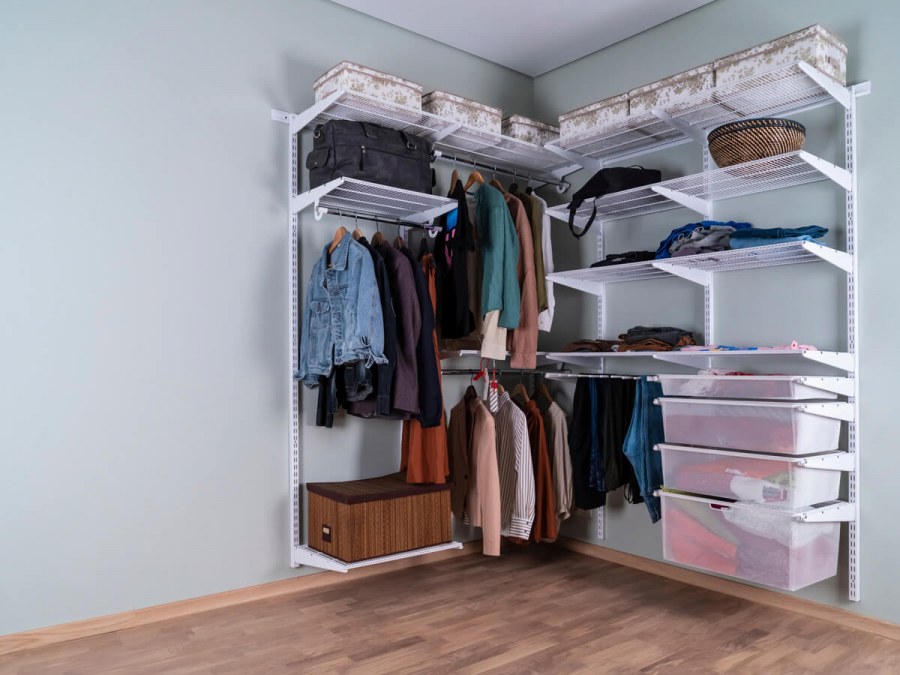 Гардеробная с распашными дверями