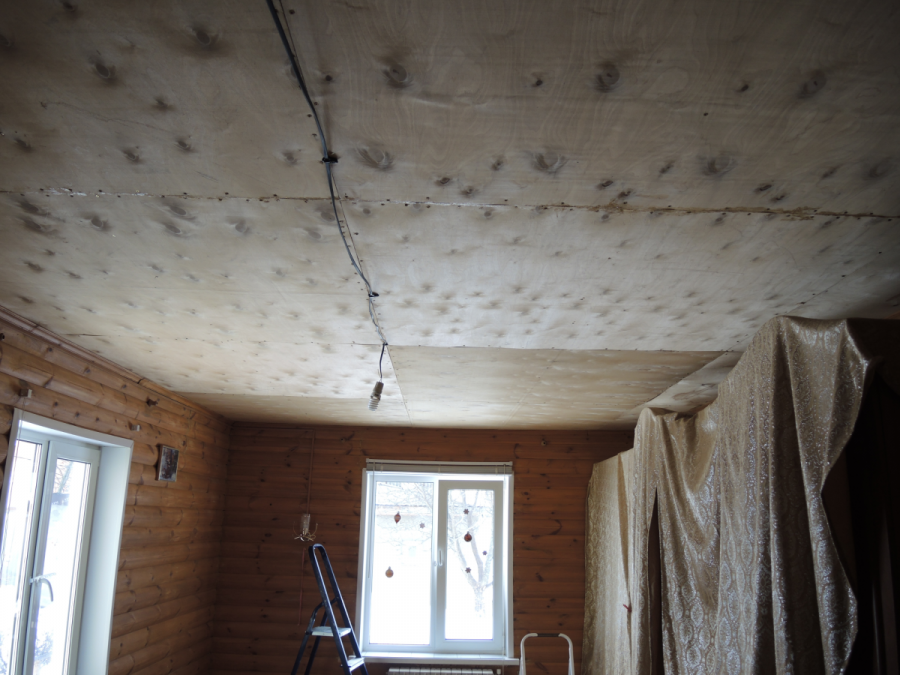 Натяжной потолок в деревянном доме