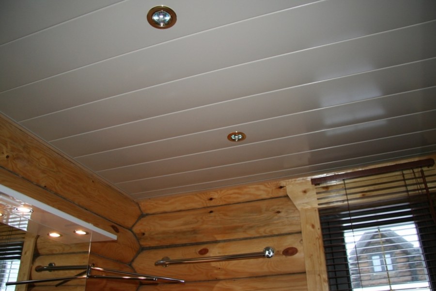 Отделка потолка в деревянном доме