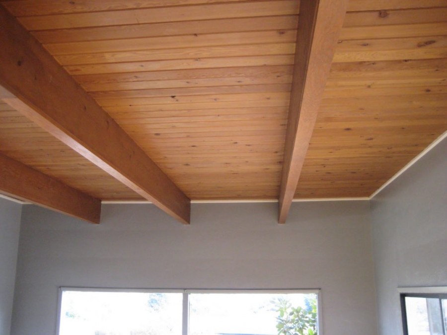 Деревянная вагонка на потолке