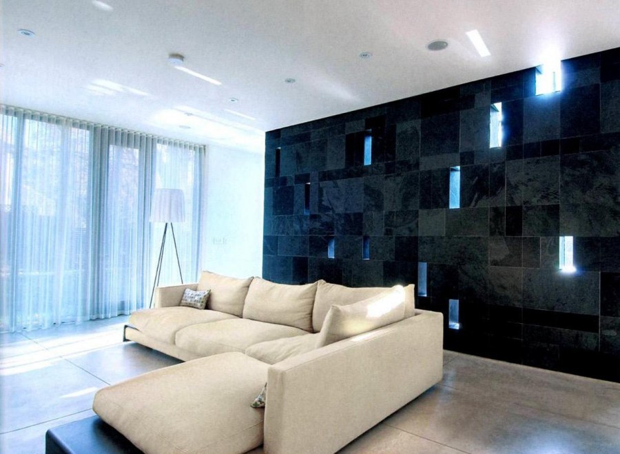 Гостиная с керамогранитом на стене