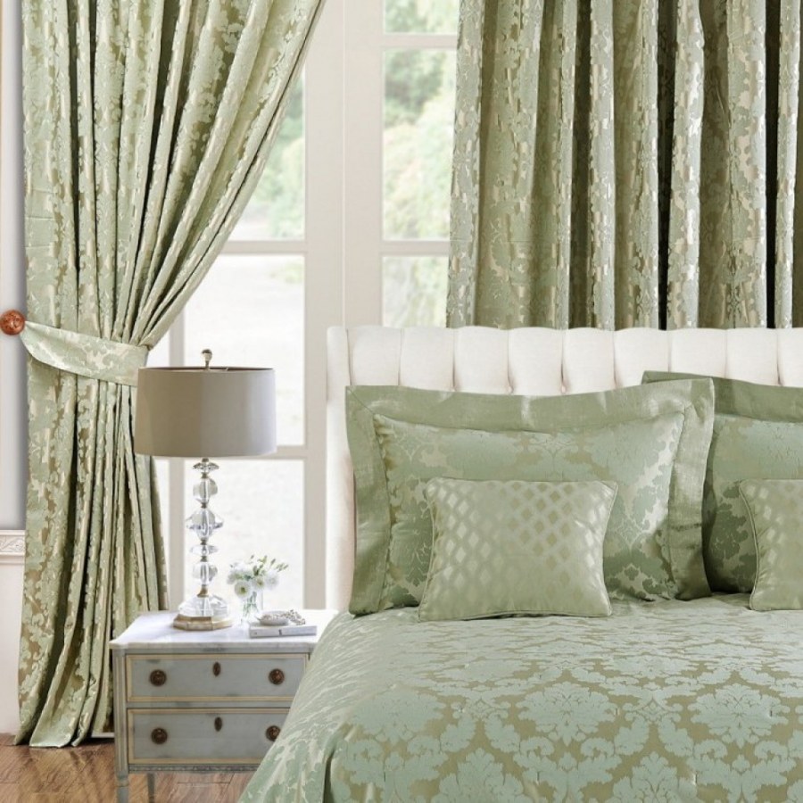 Серая спальня с деревянной стеной