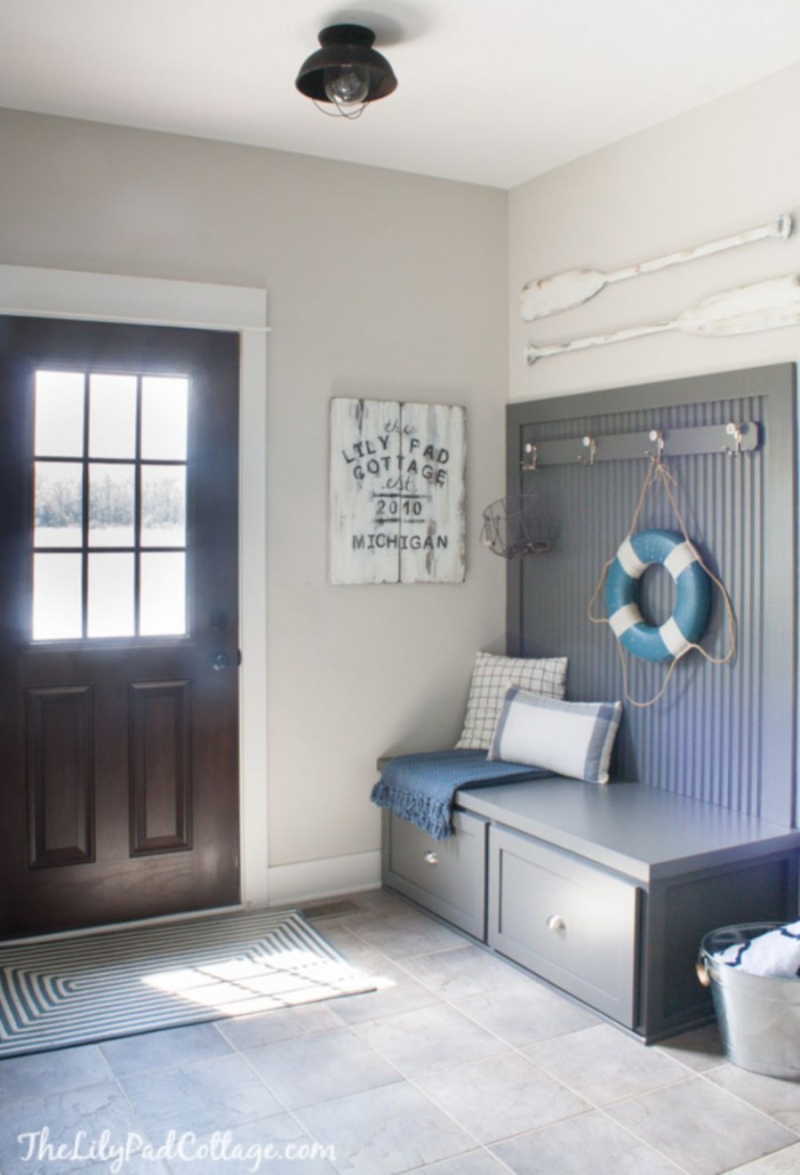 Длинный коридор в морском стиле