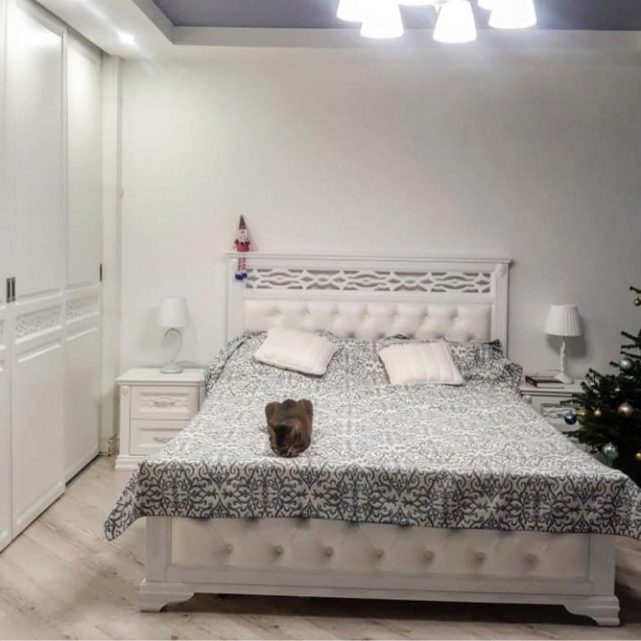 Светлая кровать с каретной стяжкой