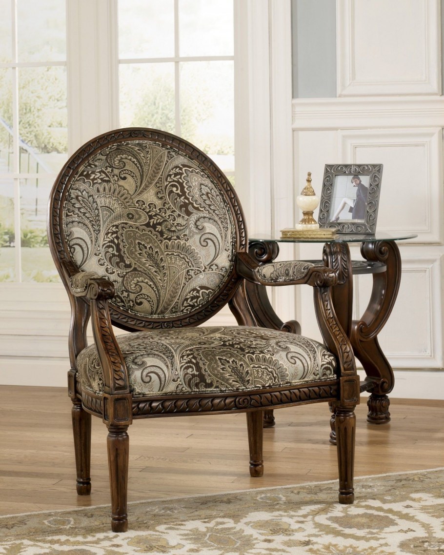 Прихожая в частном доме с диваном