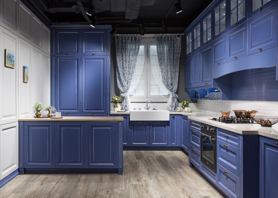 Кухня с синими матовыми фасадами
