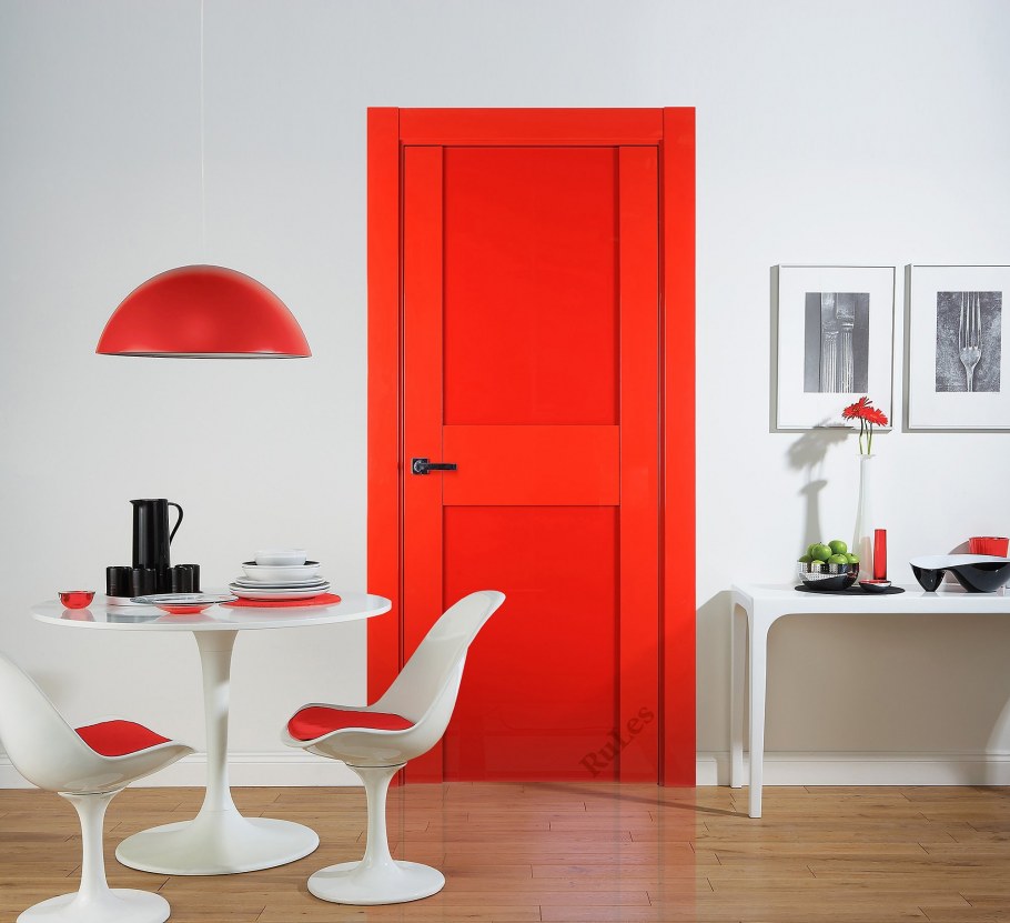 Цветные двери в интерьере