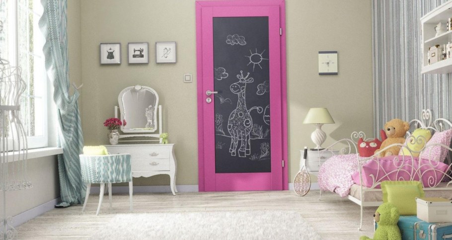 Темно зеленые двери в интерьере