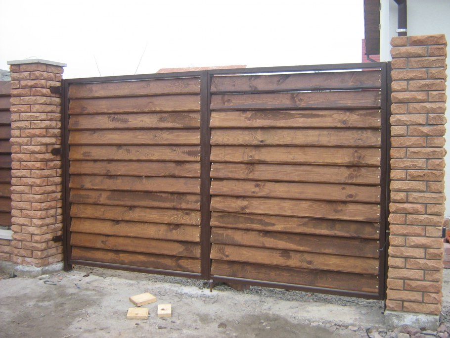 Ворота обшитые деревом распашные