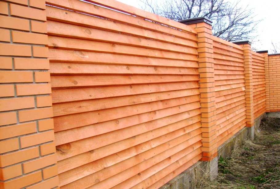 Забор из досок горизонтальный