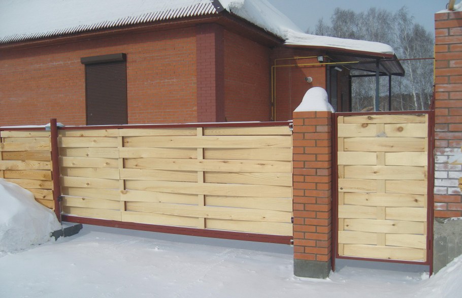 Деревянный забор с откатными воротами