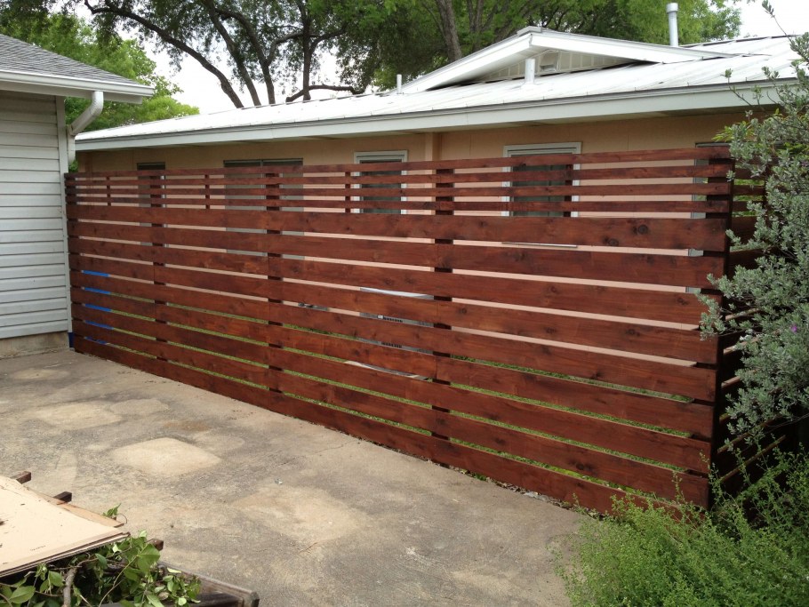 Реечный забор горизонтальный