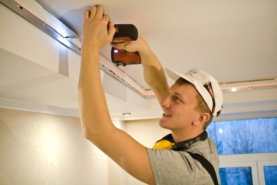 Натяжка потолка