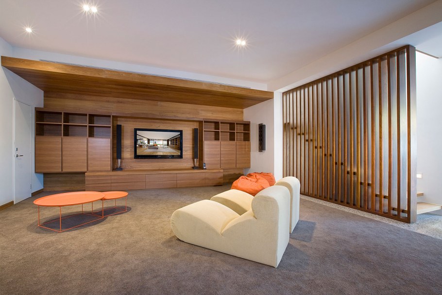 Перегородки в гостиной из деревянных реек