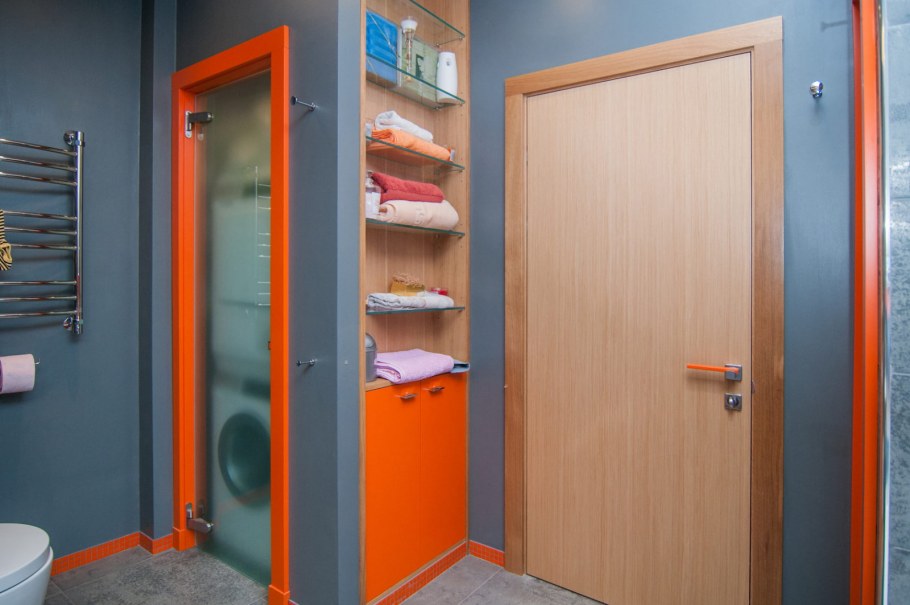 Дверь в ванную в прихожей