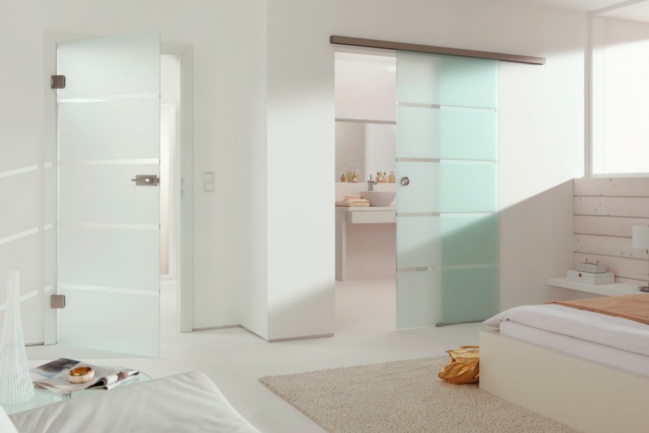 Стеклянные двери в интерьере