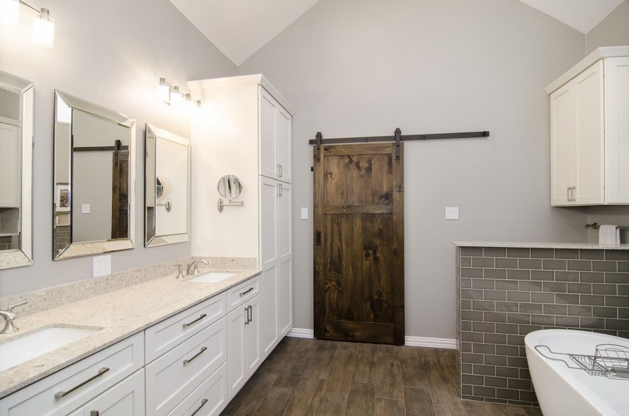 Деревянные двери в ванную комнату