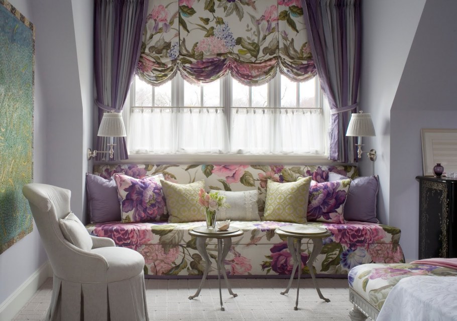 Укороченная штора над диваном