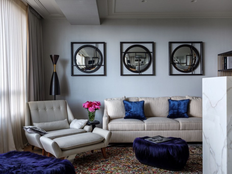 Фиолетовый диван в гостиной