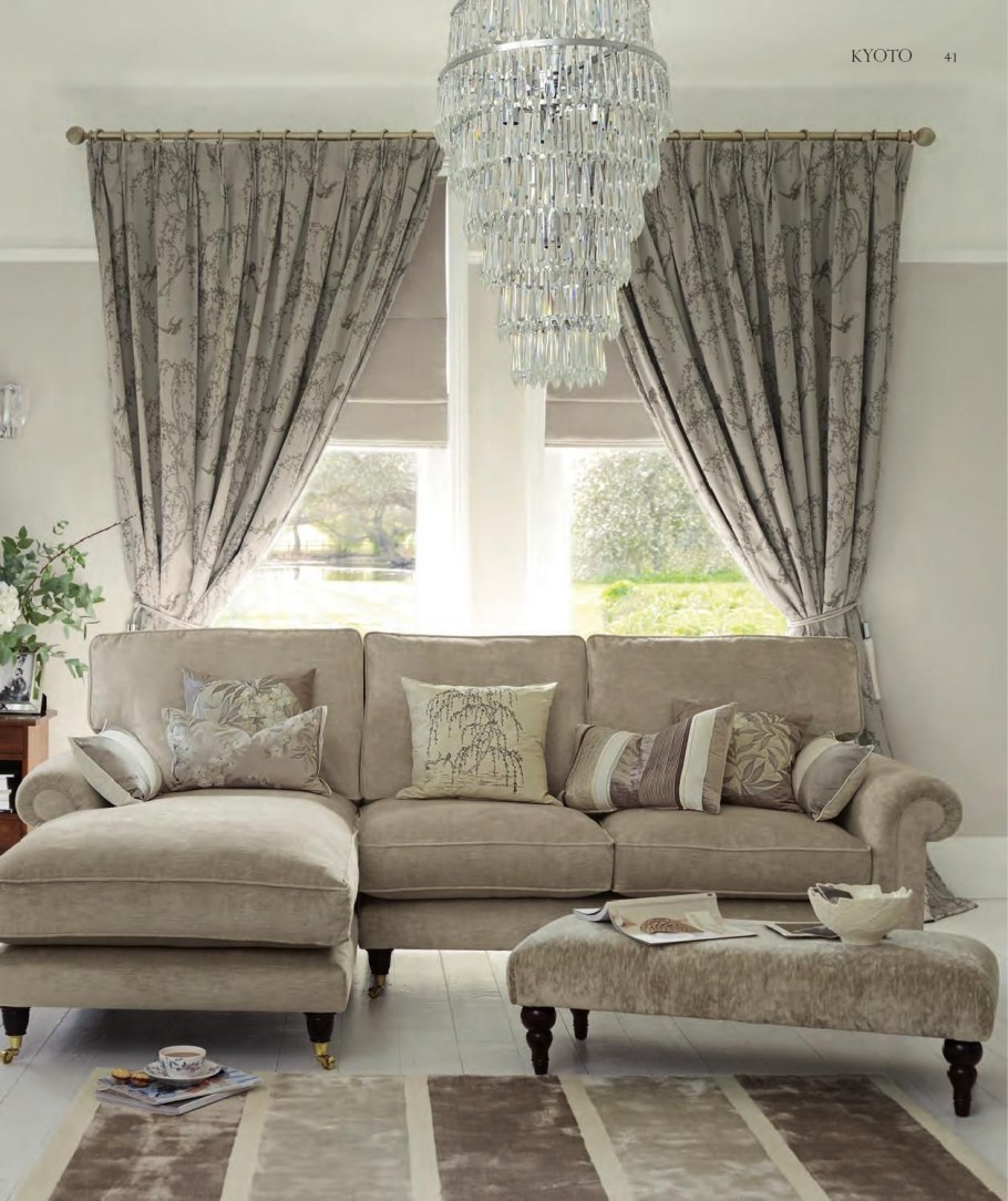 Шторы над диваном