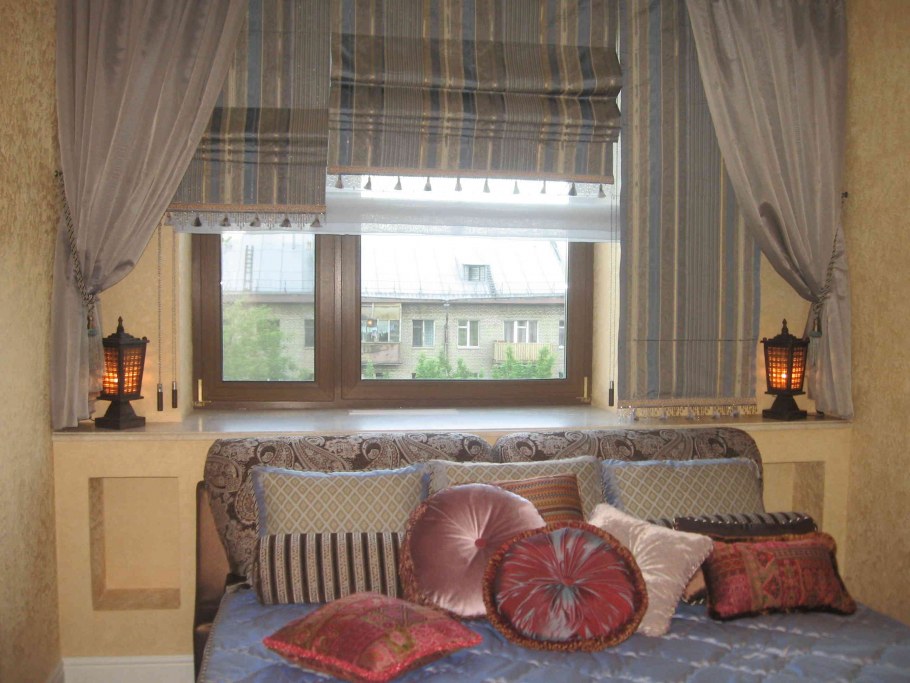 Синий диван и шторы в интерьере