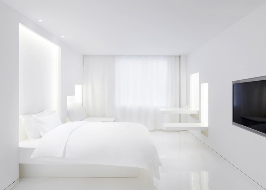 Минималистичная спальня в белых тонах