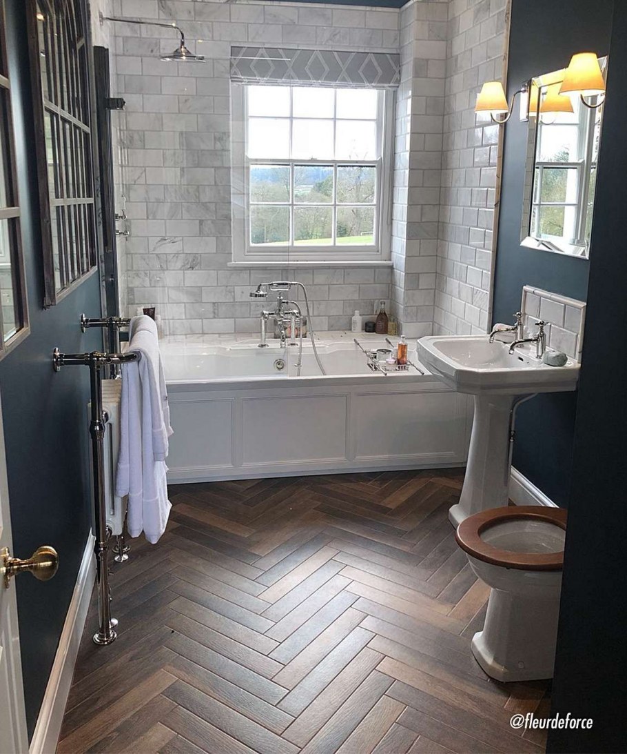 Ванная серая плитка пол дерево