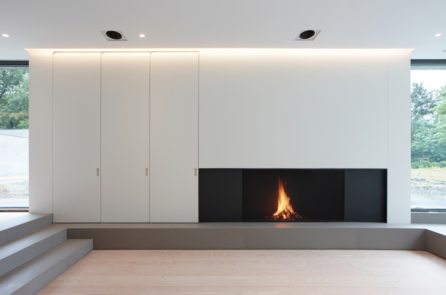 Телевизор над биокамином