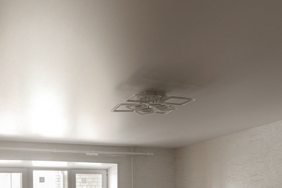 Бежевый натяжной потолок