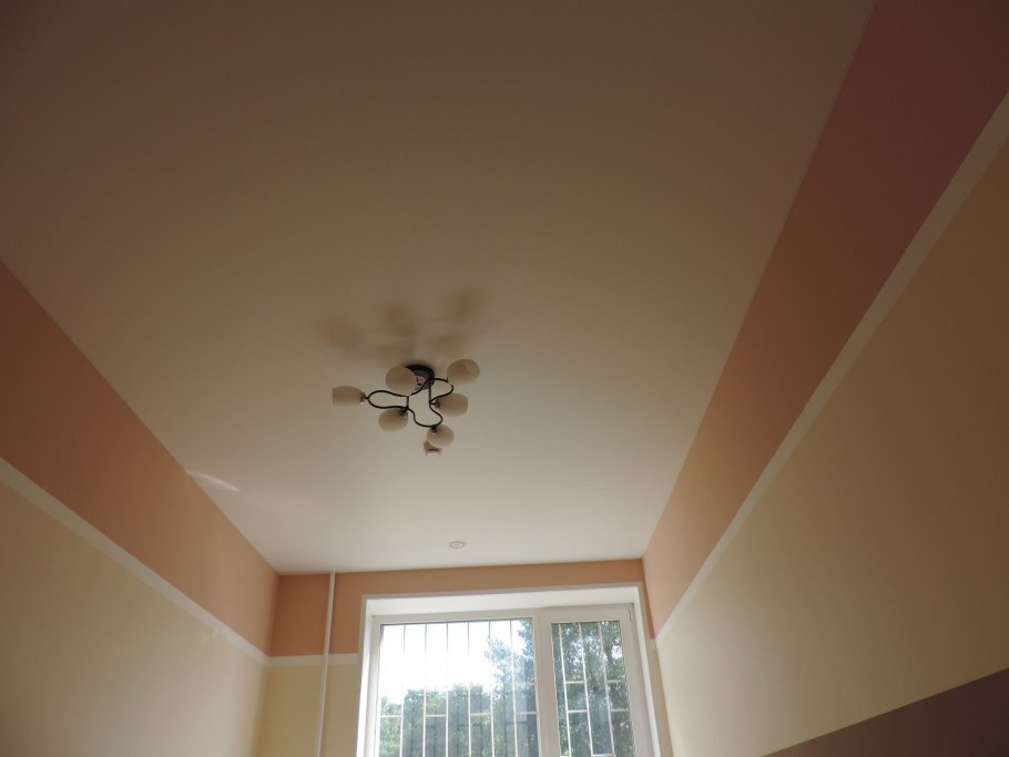 Натяжной потолок бежевый матовый