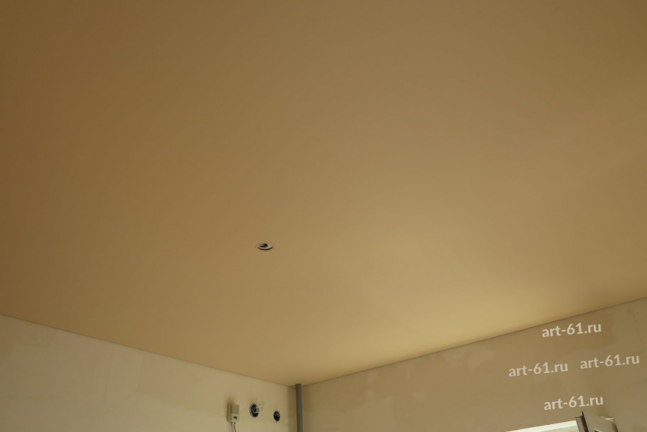 Бежевый вытяжной потолок